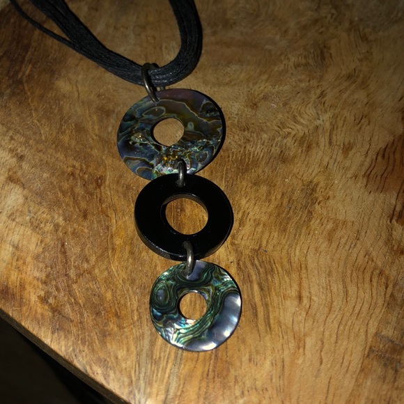 Beautiful choker necklace with leather and abalone - Picture 2 of 3